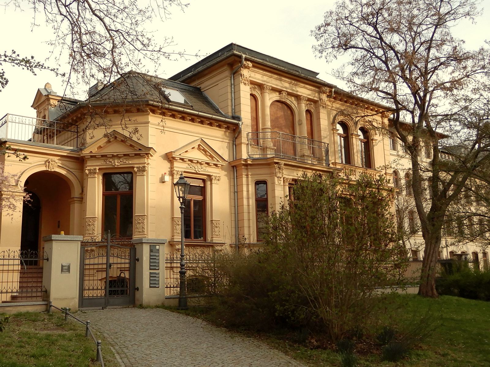 Kanzleisitz der Manfred Kühn Rechtsanwaltskanzlei: Gründerzeitvilla am Dr.-Wilhelm-Külz-Platz 9 in Aschersleben