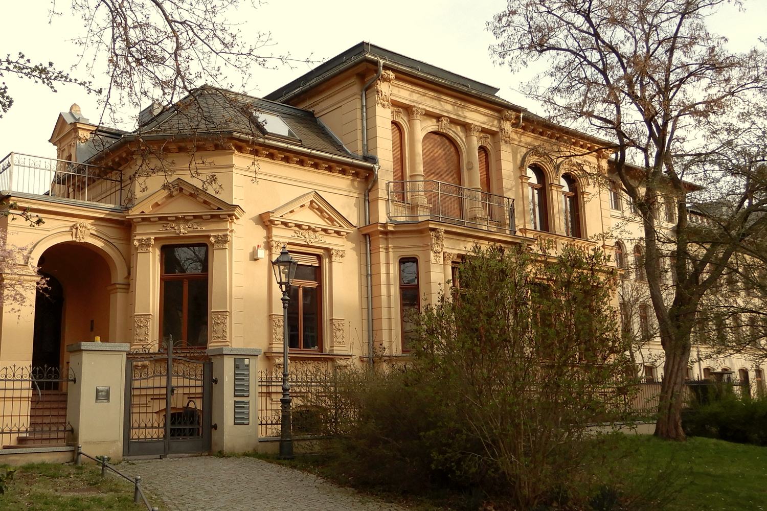 Kanzleisitz am Dr.-Wilhelm-Külz-Platz 9 in Aschersleben – Gründerzeitvilla mit Vorgarten
